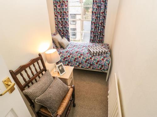 Camera piccola con letto, sedia e finestra di Shepherds Rest ad Appleby