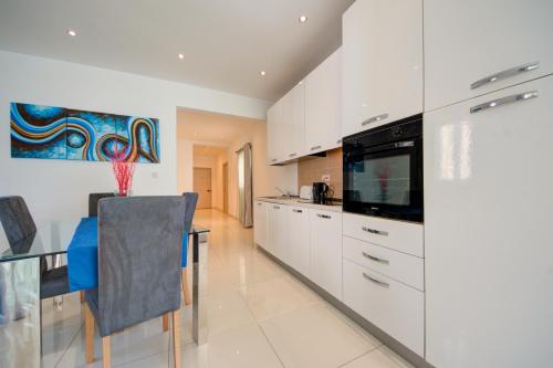 Una cocina o kitchenette en Sapphire Residences - Apartments & Penthouse In Central Sliema By Shortletsmalta