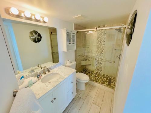 La salle de bains est pourvue de toilettes, d'un lavabo et d'une douche. dans l'établissement #902 Lovers Key Beach Club, à Fort Myers Beach