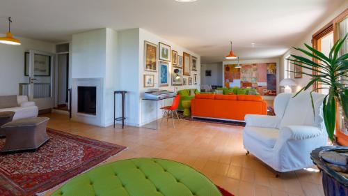 Ruang duduk di Villa delle Rose - Modern design, pool & AirCO