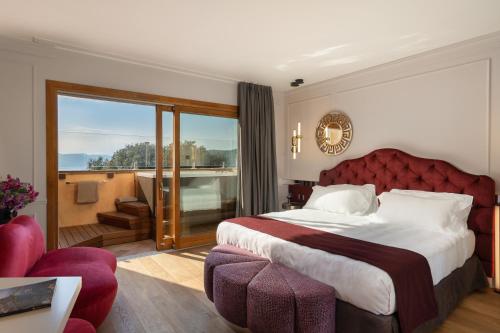 a hotel room with a bed and a balcony at Golfo dei Poeti Relais & Spa in Ameglia
