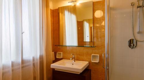Bathroom sa Villa delle Rose - Modern design, pool & AirCO