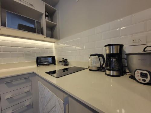 Η κουζίνα ή μικρή κουζίνα στο Cosmopolitan APT 1407, 5 Star Facilities, 15m SJO Airport, Parking, Pool, Gym