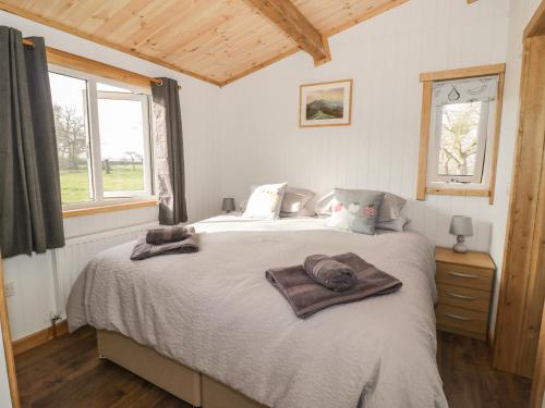 ein Schlafzimmer mit einem großen Bett mit Handtüchern darauf in der Unterkunft Top Style Orchard in Worcester