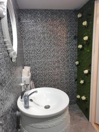Bilik mandi di Cazare La Oana