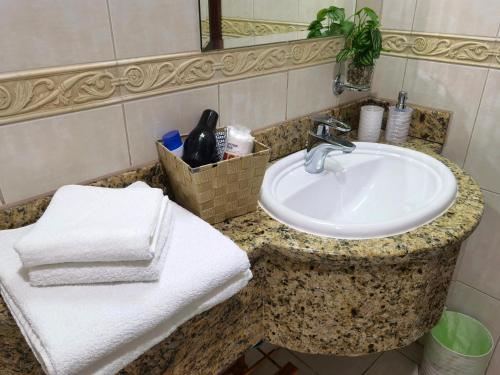 La salle de bains est pourvue d'un lavabo et de serviettes sur un comptoir. dans l'établissement Serenity 3BR Palm view in Marina, à Dubaï