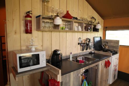 Una cocina o cocineta en Safaritent Zilverreiger