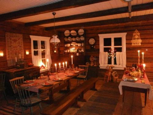 un comedor con una mesa con velas. en Old Farmhouse Wanha Tupa, en Kristinestad