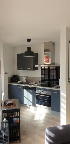 - une cuisine avec une grande île dans une chambre dans l'établissement Les Fauvettes, à Mers-les-Bains