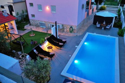 una vista aérea de una piscina en un patio trasero en Cypress Tree Holiday Apartments, en Privlaka