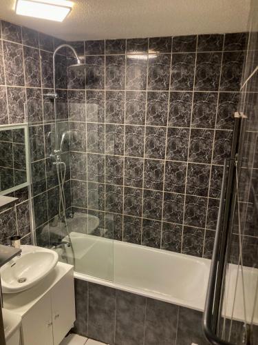 une salle de bain avec une douche, un lavabo et une baignoire dans l'établissement Le Studio Victoria I -Mon Desert Village -24m2, à Nancy