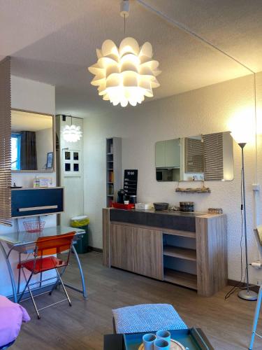 un salon avec une cuisine et une salle à manger dans l'établissement Le Studio Victoria I -Mon Desert Village -24m2, à Nancy