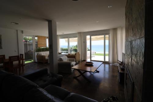 a living room with a couch and a table at Vivir en la playa in Roche