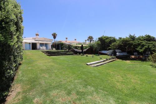 a large yard with a house and some trees at Vivir en la playa in Roche