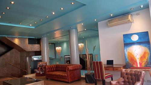 hol z dwoma krzesłami i obrazem na ścianie w obiekcie Hotel Tres Sargentos w BuenosAires