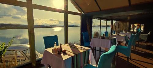 Un restaurante o sitio para comer en Titicaca Lodge Peru