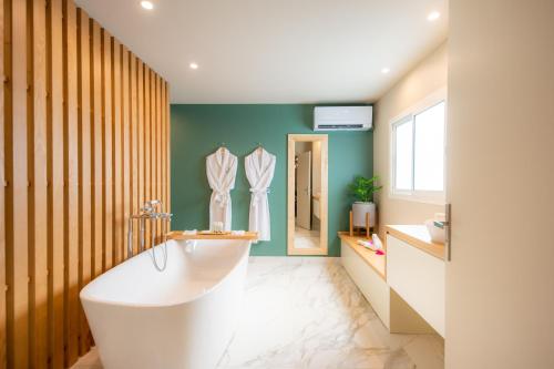 Et badeværelse på La Pagerie - Tropical Garden Hotel