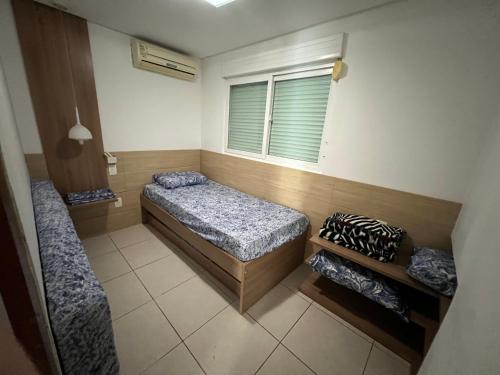 um quarto com duas camas e uma janela em Flat 301 Condominio Villa Hipica - Gravatá, PE em Gravatá