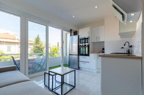 Le Cirodde one bedroom apt completely renovated behind the Martinez hotel