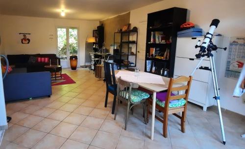 科洛布里埃Jardin d'amis的一间设有桌子的房间,三脚架上配有摄像头