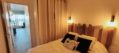 een slaapkamer met een bed met 2 kussens erop bij Soleil, Vue & Confort à Tara in Port-Vendres