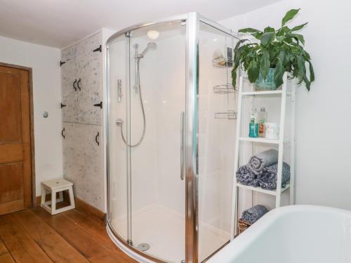 eine Dusche mit Glastür im Bad in der Unterkunft Riverside 67 Dorchester Road in Dorchester
