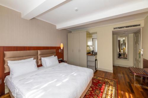 Voodi või voodid majutusasutuse Blue Gilroy Hotel toas