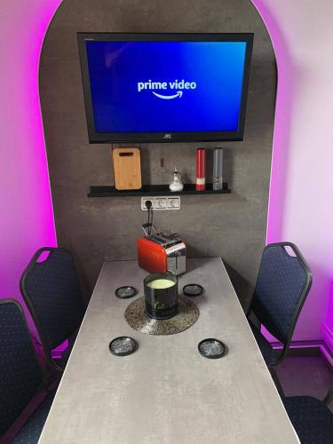 TV a/nebo společenská místnost v ubytování Best-Preis -Gold Suite- mit Netflix, Self-Check-In, eBike Ladestation, Fahrradraum, WLAN, Netflix und Massagesessel - direkt am Elberadweg im Herzen von Wittenberge