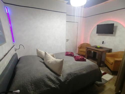 TV a/nebo společenská místnost v ubytování Best-Preis -Gold Suite- mit Netflix, Self-Check-In, eBike Ladestation, Fahrradraum, WLAN, Netflix und Massagesessel - direkt am Elberadweg im Herzen von Wittenberge