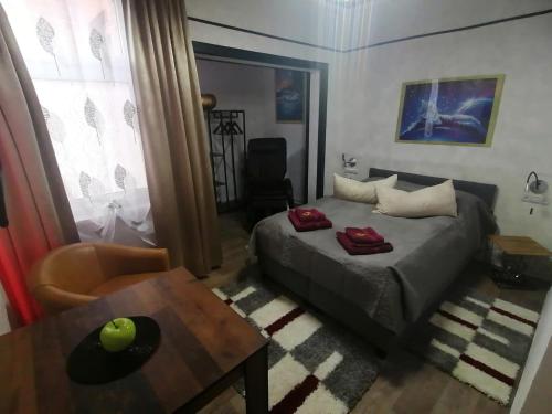 Postel nebo postele na pokoji v ubytování Best-Preis -Gold Suite- mit Netflix, Self-Check-In, eBike Ladestation, Fahrradraum, WLAN, Netflix und Massagesessel - direkt am Elberadweg im Herzen von Wittenberge