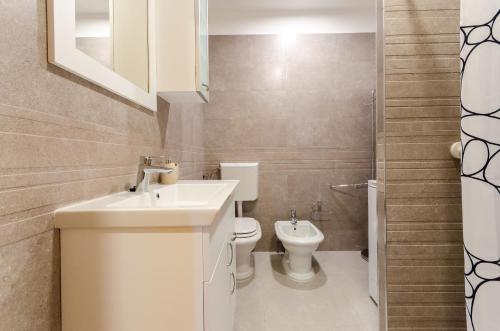 マトゥリにあるHouse Josip Houseの洗面台とトイレ付きのバスルーム