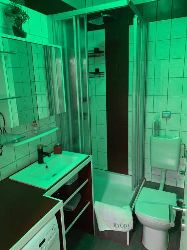 Koupelna v ubytování Best-Preis -Gold Suite- mit Netflix, Self-Check-In, eBike Ladestation, Fahrradraum, WLAN, Netflix und Massagesessel - direkt am Elberadweg im Herzen von Wittenberge