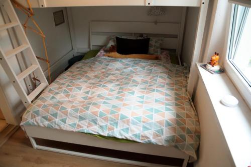 een slaapkamer met een bed in een kleine kamer bij The Eastbank 16 in Pinnow
