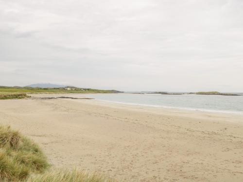 a sandy beach with the ocean in the background at Rainbows End in Clifden
