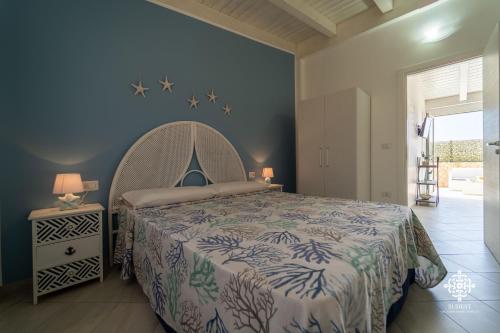 Ένα ή περισσότερα κρεβάτια σε δωμάτιο στο Borgo Marino Beach Residence