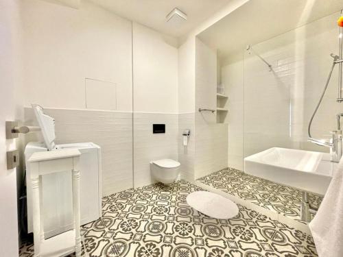 łazienka z wanną, toaletą i umywalką w obiekcie Shone apartment old town w Bratysławie