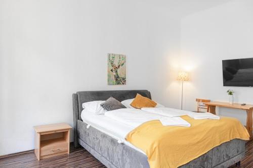 Postel nebo postele na pokoji v ubytování Vivid King Bed Apt - 12 minutes from City Center