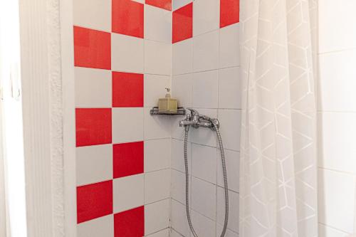 Koupelna v ubytování Vivid King Bed Apt - 12 minutes from City Center