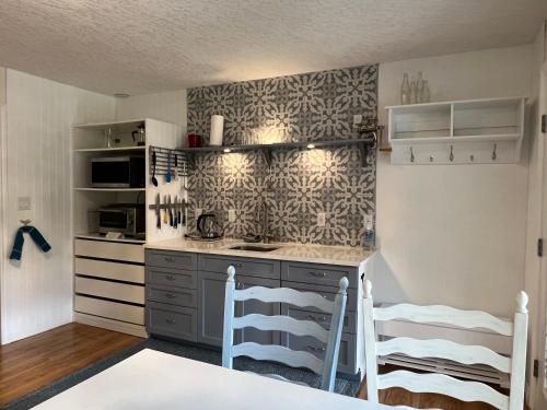 Virtuvė arba virtuvėlė apgyvendinimo įstaigoje Little Bear Garden View Suites-Hummingbird