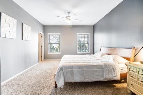 A bed or beds in a room at Oyster Bay Villas --- 20411 Jeb Dr Unit #37