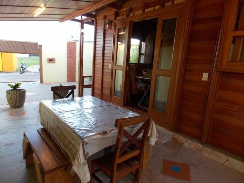 a room with a table and chairs in a house at Chalé Paraíso com piscina privativa em Brotas SP in Brotas