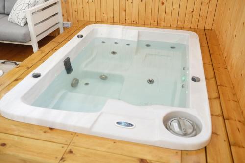 una vasca da bagno bianca con lavandino in camera di cancun a Netanya