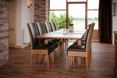 uma sala de jantar com uma mesa de madeira e cadeiras em Natures-Rest Wielen em Wielen