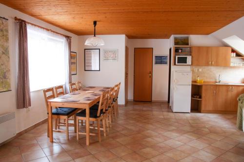 - une cuisine et une salle à manger avec une table et des chaises dans l'établissement Apartmán vinařství U Krčků, à Zaječí