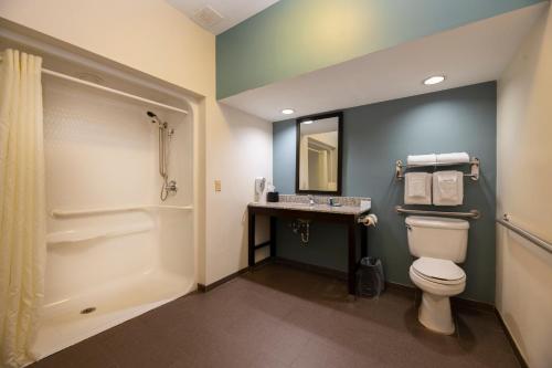 Ванная комната в Sleep Inn & Suites Monticello