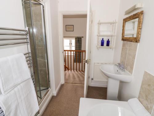 La salle de bains est pourvue d'une douche et d'un lavabo. dans l'établissement Rosemead, à Moreton-in-Marsh