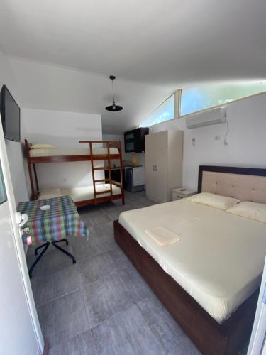 een kleine slaapkamer met een bed en een bureau bij Seaside Cabin Ksamil in Ksamil