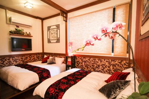 花蓮市にあるBeautifl Sweet Warm B&Bのベッドが2つと窓のある部屋