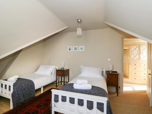 Llit o llits en una habitació de Troon Cottage