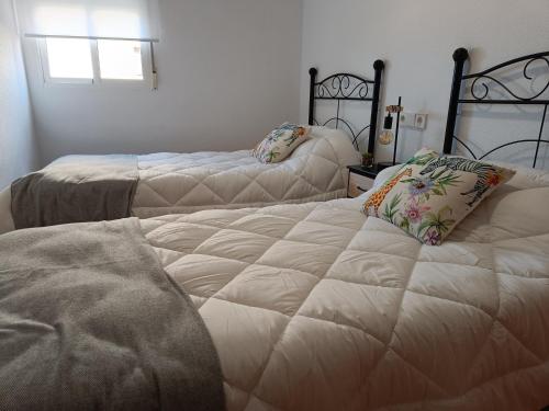 - une chambre avec 2 lits et une fenêtre dans l'établissement Casa Cumbremar, à Puerto de Mazarrón